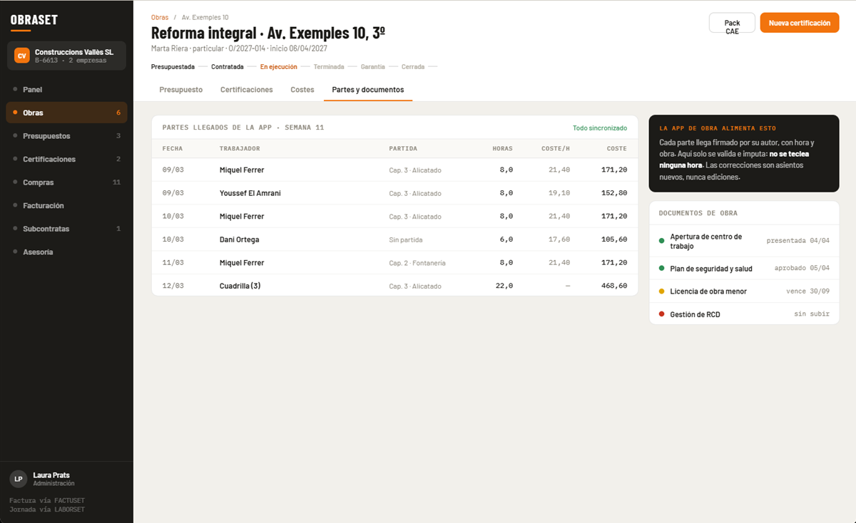 Partes de obra llegados de la app con fecha, trabajador, partida, horas y coste por hora, junto a la lista de documentos de obra con semáforo